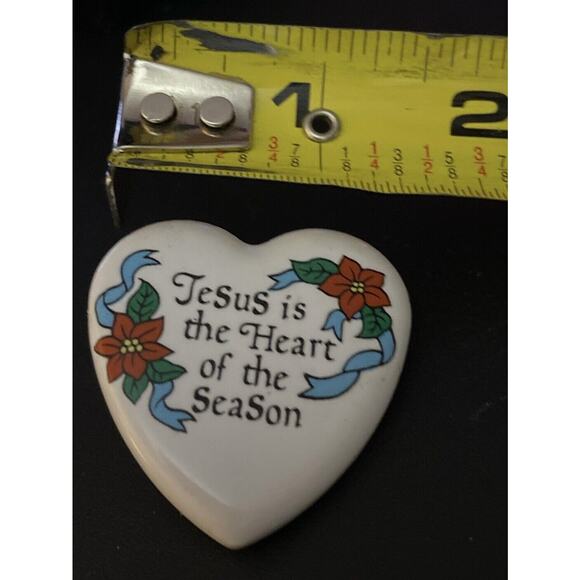 1994 House of Lloyd Vintage Pin Jesus is the Heart of the Season 1.5" - Picture 3 of 4